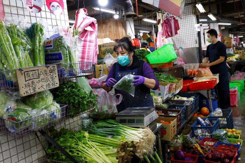 &copy; Reuters. FILE PHOTO: People buy and sell vegetables ahead of the lunar new year in Taipei, Taiwan, January 17, 2023. REUTERS/Ann Wang/File photo