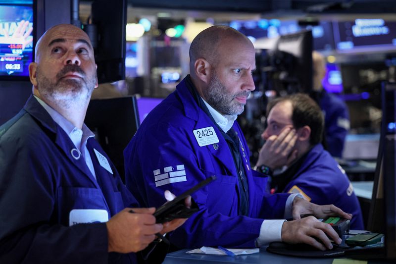 &copy; Reuters. FILE PHOTO: Traders work on the floor at the New York Stock Exchange (NYSE) in New York City, U.S., October 26, 2023.  REUTERS/Brendan McDermid/File Photo