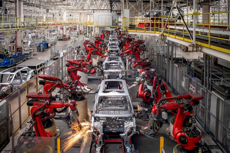 © Reuters. FILE PHOTO: Robotic arms assemble cars in the production line for Leapmotor's electric vehicles at a factory in Jinhua, Zhejiang province, China, April 26, 2023. China Daily via REUTERS/File Photo