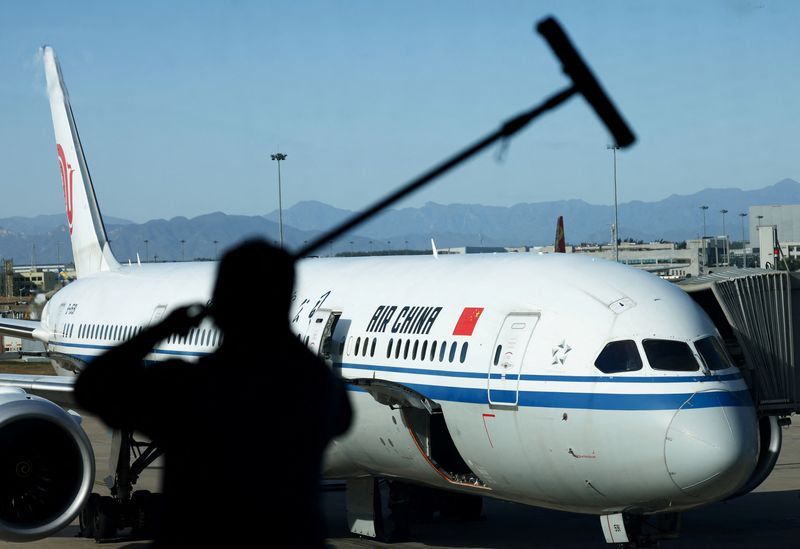 &copy; Reuters. FILE PHOTO: An Air China plane is seen at the international airport in Beijing, China October 19, 2023. REUTERS/Edgar Su/File photo