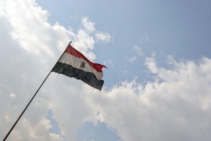&copy; Reuters. Un drapeau égyptien flotte, au Caire. /Photo prise le 15 janvier 2023/REUTERS/Mohamed Abd El Ghany