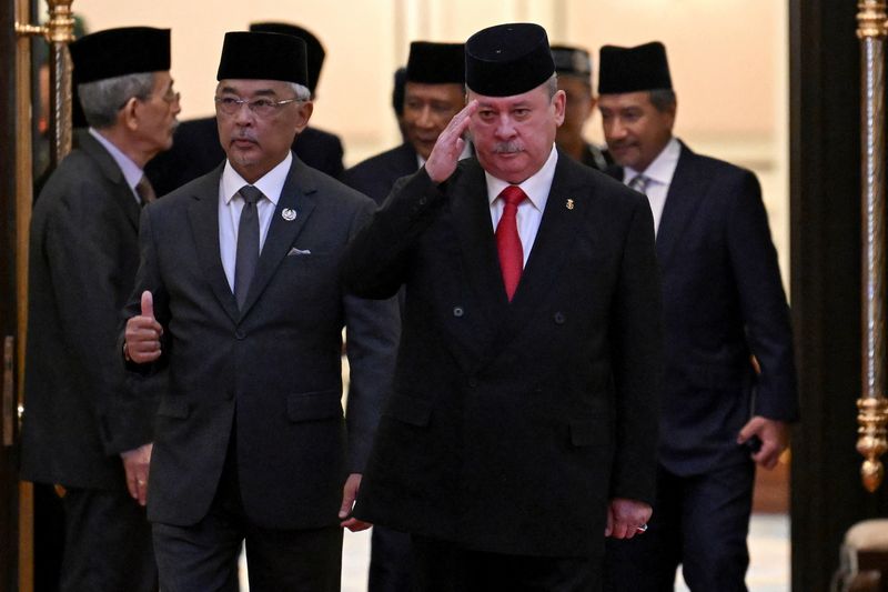 &copy; Reuters. Malaysia's King Sultan Abdullah Sultan Ahmad Shah and Sultan Ibrahim Iskandar of Johor walk together after the election for the next Malaysian king at the National Palace in Kuala Lumpur on October 27, 2023.     MOHD RASFAN/Pool via REUTERS