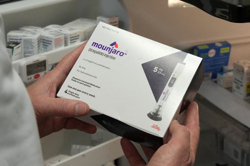 &copy; Reuters. FOTO DE ARCHIVO: Un farmacéutico muestra una caja de Mounjaro, un medicamento inyectable de tirzepatida diseñado originalmente para el tratamiento de la diabetes tipo 2 fabricado por Lilly en la farmacia Rock Canyon de Provo, Utah, Estados Unidos. 29 de