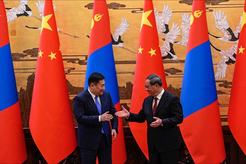 &copy; Reuters. 　１０月２７日、中国の李強首相（写真右）は上海協力機構（ＳＣＯ）の下でモンゴルとの協力を強化すると述べ、中国とロシアが主導する地域組織であるＳＣＯへの加盟をモンゴルに促し