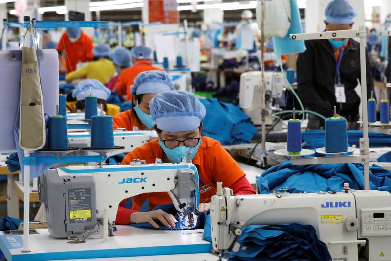 © Reuters. FILE PHOTO: Labourers work at Hung Viet garment export factory in Hung Yen province, Vietnam December 30, 2020. REUTERS/Kham/File photo