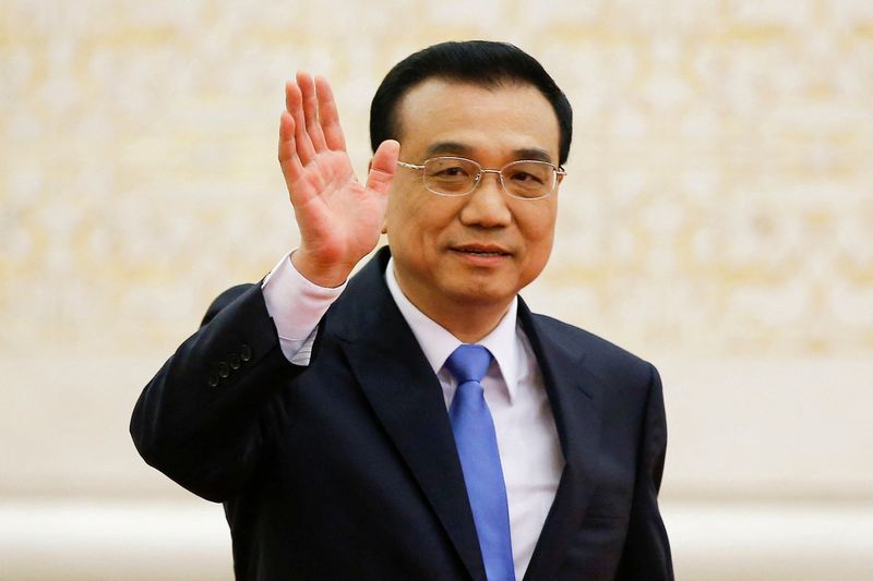 &copy; Reuters. Il premier cinese Li Keqiang saluta all'arrivo per una conferenza stampa dopo la cerimonia di chiusura del Congresso Nazionale del Popolo (NPC) presso la Grande Sala del Popolo a Pechino, Cina, 15 marzo 2017. REUTERS/Damir Sagolj/File Photo