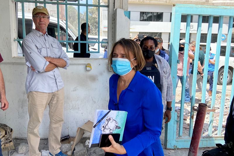 © Reuters. منسقة الأمم المتحدة للشؤون الإنسانية في الأراضي الفلسطينية المحتلة لين هاستينجز خلال زيارتها لمدينة غزة في صورة من أرشيف رويترز . 