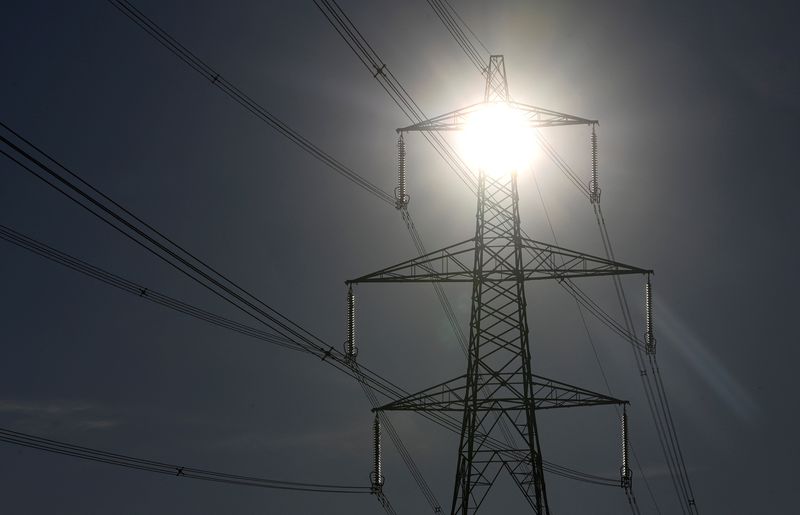 &copy; Reuters. FILE PHOTO: The sun shines behind an electricity pylon near Oxford, Britain, January 23, 2023. REUTERS/Toby Melville/File Photo