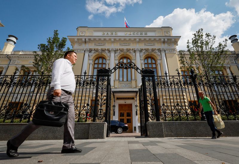 &copy; Reuters. FILE PHOTO: Pedestrians walk past the Central Bank headquarters in Moscow, Russia, August 15, 2023. REUTERS/Shamil Zhumatov/File Photo