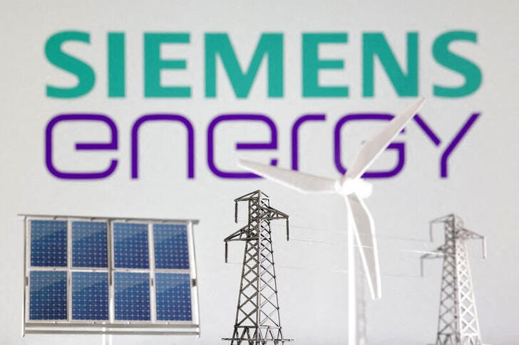 &copy; Reuters. Ilustración fotográfica que muestra miniaturas de un aerogenerador, un panel de energía solar y torres de alta tensión frente al logo de Siemens Energy. 17 enero 2023. REUTERS/Dado Ruvic