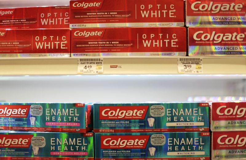 &copy; Reuters. FILE PHOTO: Colgate brand toothpastes are seen at the Safeway store in Wheaton, Maryland February 13, 2015.    REUTERS/Gary Cameron/File Photo