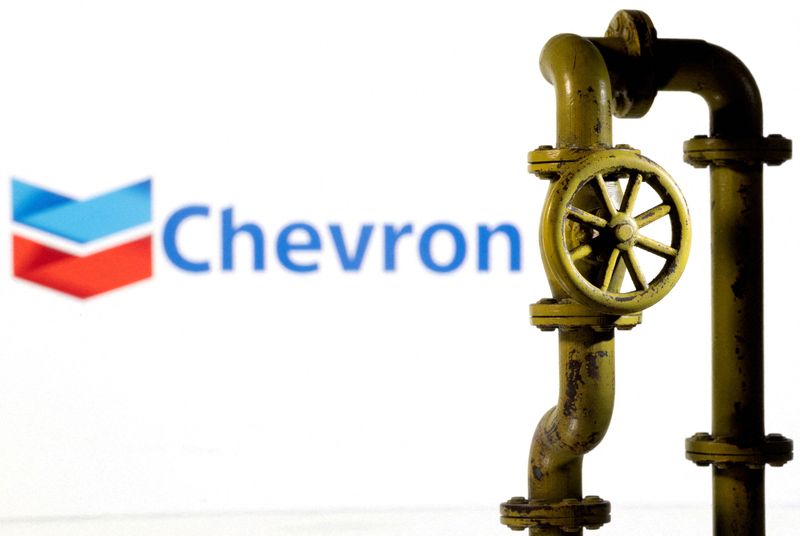 &copy; Reuters. FOTO DE ARCHIVO: Una tubería de gas natural impresa en 3D se coloca delante del logotipo de Chevron en esta ilustración tomada el 8 de febrero de 2022. REUTERS/Dado Ruvic/Ilustración/Archivo