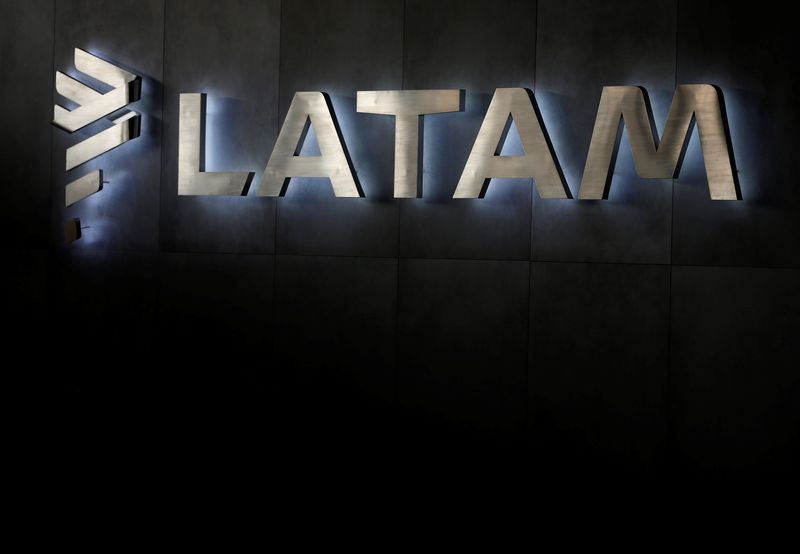 &copy; Reuters. Logo da Latam no aeroporto internacional de Santiago, no Chile
25/04/2019 REUTERS/Rodrigo Garrido