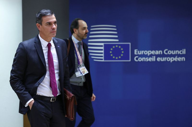&copy; Reuters. بيدرو سانتشيث القائم بأعمال رئيس الوزراء الإسباني يحضر قمة قادة الاتحاد الأوروبي في بروكسل ببلجيكا يوم الخميس. تصوير: إيف هيرمان - رويترز.