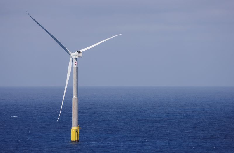 &copy; Reuters. Une éolienne de Siemens Gamesa vue de la côte de Telde sur l'île de Grande Canarie, en Espagne. /Photo d'archives prise le 2 mai 2022/REUTERS/Borja Suarez