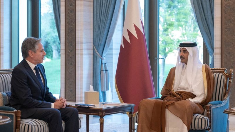 &copy; Reuters. أمير قطر الشيخ تميم بن حمد آل ثاني يلتقي وزير الخارجية الأمريكي أنتوني بلينكن في الدوحة يوم 13 أكتوبر تشرين الأول 2023. صورة لرويترز من وكالة ال