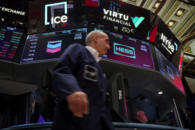 &copy; Reuters. FILE PHOTO: Traders work on the floor as screens display the logo for Chevron Corp. and Hess Corp. at the New York Stock Exchange (NYSE) in New York City, U.S., October 23, 2023.  REUTERS/Brendan McDermid/File Photo