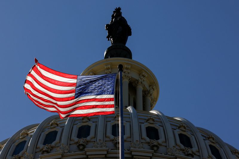 &copy; Reuters. Bandiera americana sventola a Capitol Hill a Washington. 31 agosto 2023. REUTERS/Kevin Wurm