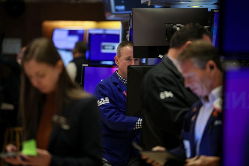 © Reuters. FILE PHOTO: Traders work on the floor at the New York Stock Exchange (NYSE) in New York City, U.S., October 23, 2023.  REUTERS/Brendan McDermid/File Photo