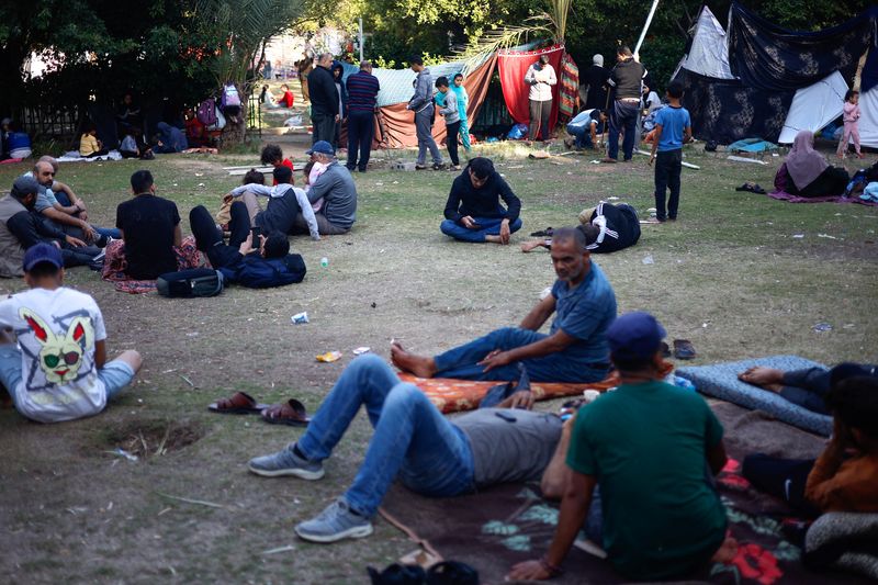 &copy; Reuters. File photo: Palestinians, who fled their homes due to Israeli strikes, rest as they shelter at al-Shifa hospital in Gaza City, October 12, 2023. REUTERS/Mohammed Salem/File photo