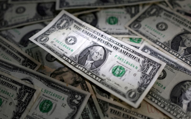 &copy; Reuters. Diverse banconote da un dollaro . REUTERS/Dado Ruvic/