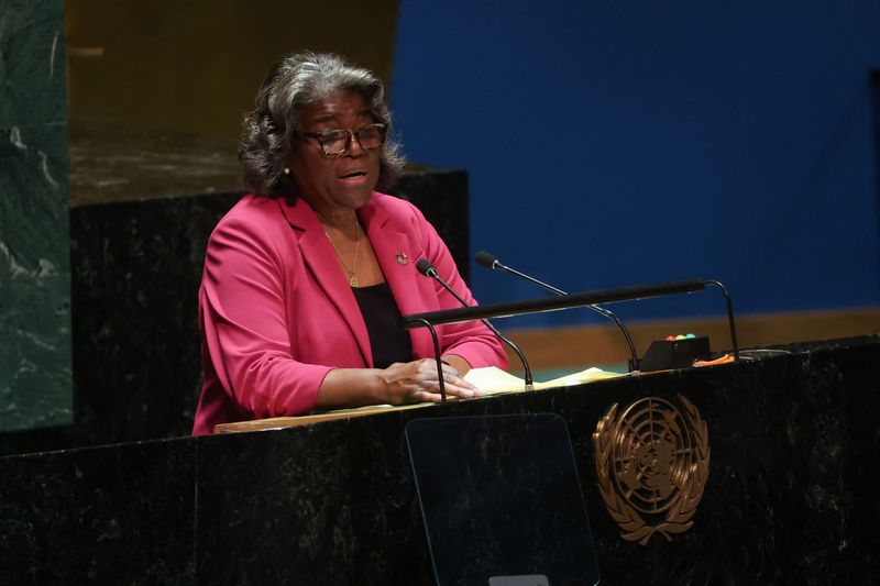 &copy; Reuters. ليندا توماس جرينفيلد مندوبة الولايات المتحدة لدى الأمم المتحدة تتحدث خلال جلسة طارئة للجمعية العامة للأمم المتحدة في نيويورك يوم الجمعة. ت
