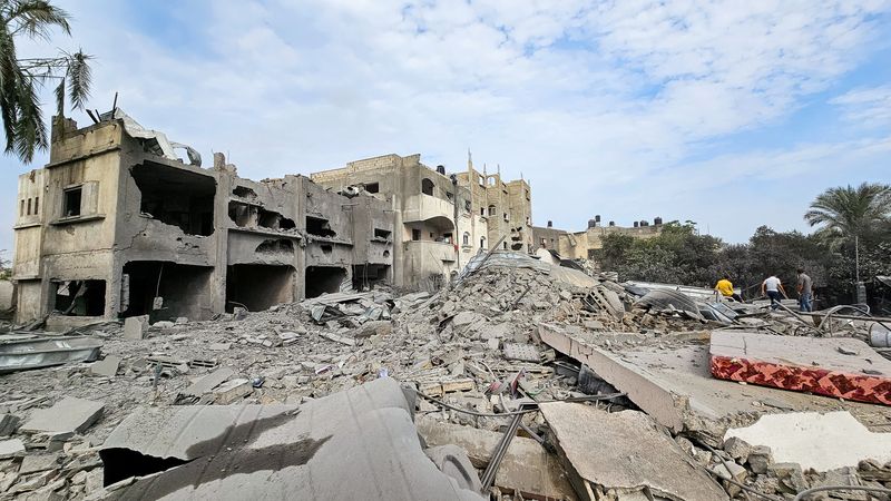 &copy; Reuters. منظر عام لمبان مدمرة جراء قصف إسرائيلي على غزة في شمال قطاع غزة يوم الجمعة. تصوير: أنس الشريف - رويترز.
