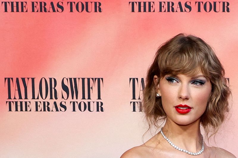 &copy; Reuters. FOTO ARCHIVO: Taylor Swift asiste al estreno de Taylor Swift: The Eras Tour en Los Ángeles, California, Estados Unidos. 11 de octubre, 2023. REUTERS/Mario Anzuoni/Archivo
