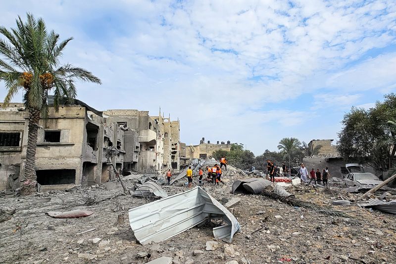 &copy; Reuters. مشهد موقع منازل للفلسطينيين دُمرت جراء ضربات إسرائيلية في شمال قطاع غزة يوم الجمعة. تصوير: أنس الشريف - رويترز.

