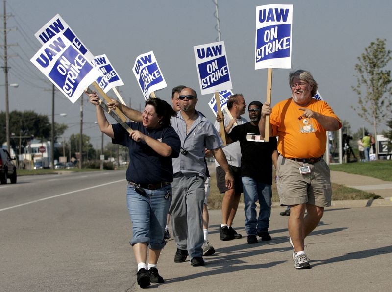 &copy; Reuters. FILE PHOTO: United Auto Workers (UAW) union members picket outside the General Motors Powertrain plant in Warren, Michigan September 24, 2007. REUTERS/Rebecca Cook/File Photo