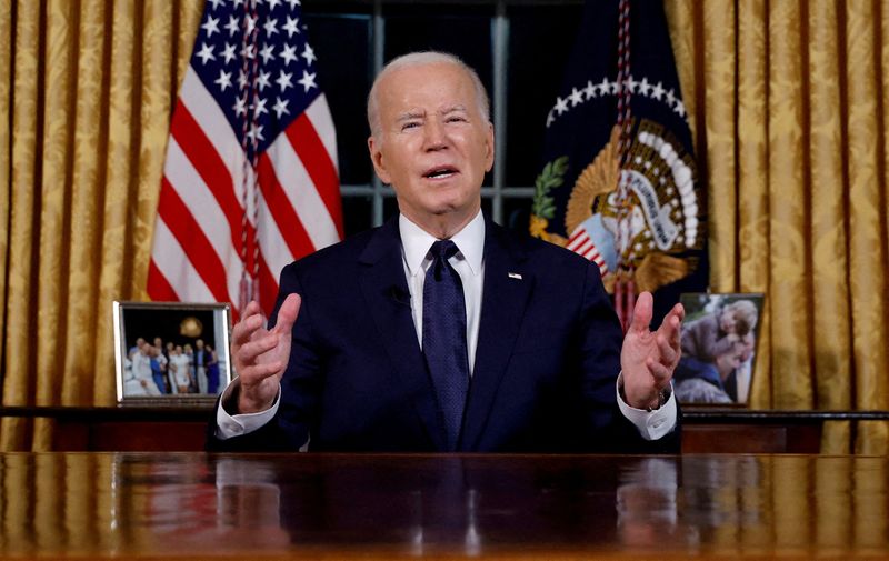 &copy; Reuters. FILE PHOTO: U.S.  President Joe Biden delivers a prime-time address to the nation about his approaches to the conflict between Israel and Hamas, humanitarian assistance in Gaza and continued support for Ukraine in their war with Russia, from the Oval Offi