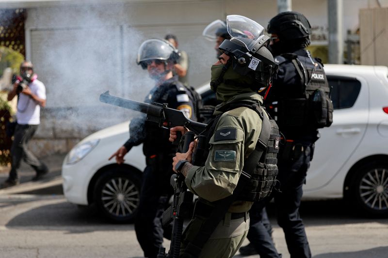 &copy; Reuters. Policial de fronteira israelense dispara gás enquanto palestinos tentam realizar  orações nos arredores da Cidade Velha em Jerusalém,
 27/10/2023    REUTERS/Ammar Awad