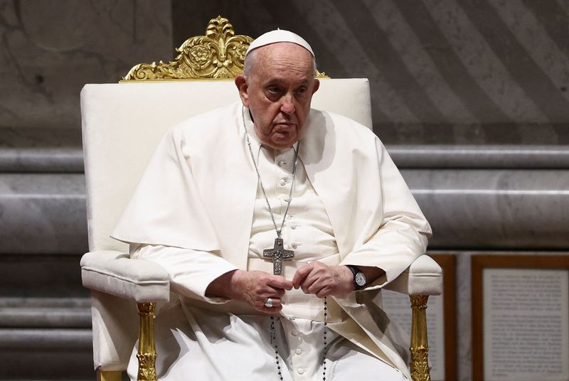 &copy; Reuters. البابا فرنسيس خلال قداس في الفاتيكان يوم الجمعة. تصوير: جوجليلمو مانجياباني - رويترز.