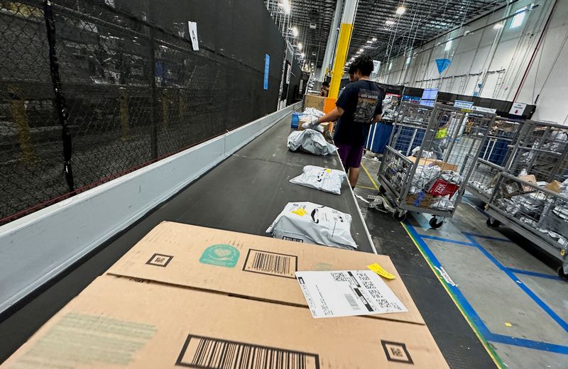 &copy; Reuters. FILE PHOTO: People work at the Amazon warehouse in Melville, New York, U.S., July 11, 2023. REUTERS/Soren Larson/File Photo