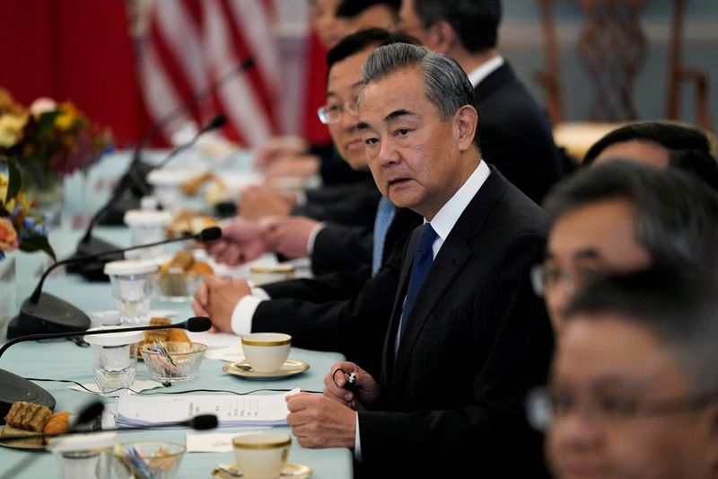 &copy; Reuters. Le ministre chinois des Affaires étrangères Wang Yi durant une rencontre avec le secrétaire d'État américain Anthony Blinken. /Photo prise le 27 octobre 2023/REUTERS/Elizabeth Frantz
