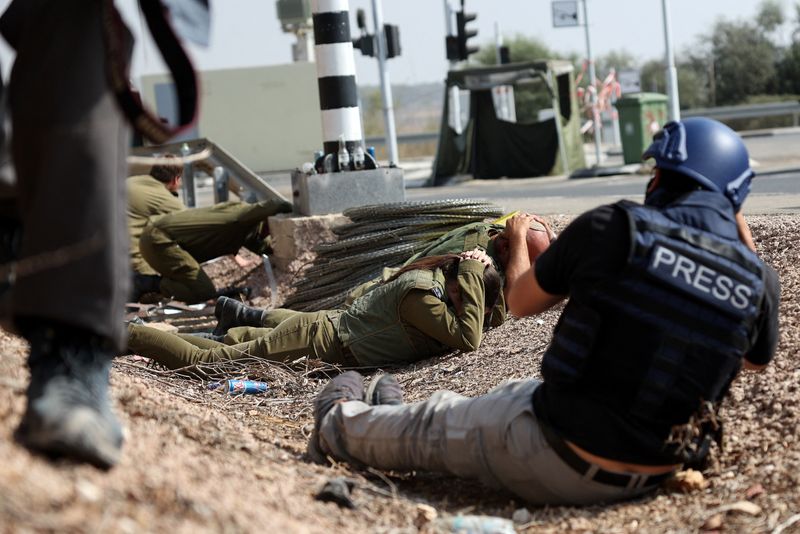 &copy; Reuters. Membros da imprensa fotografam soldados israelenses enquanto sirenes soam perto da fronteira de Israel com Gaza
24/10/2023
REUTERS/Violeta Santos Moura