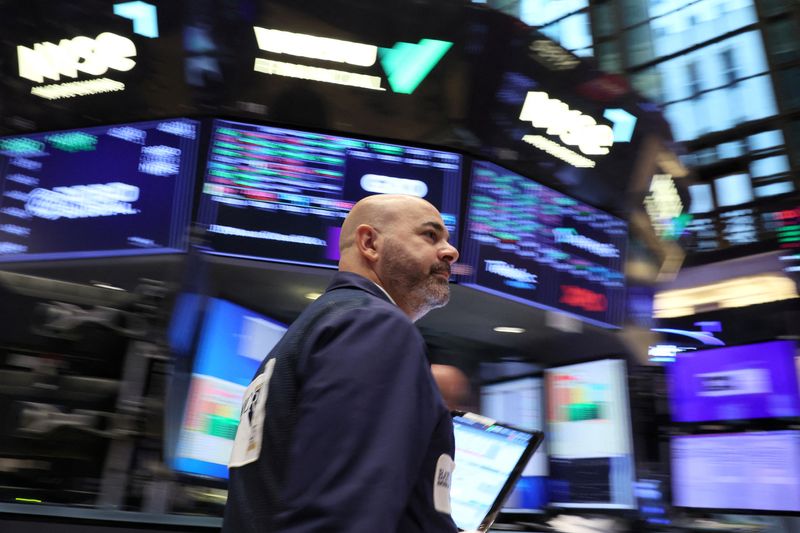 &copy; Reuters. 米国株式市場は主要株価指数がこの日の安値圏で引けた。２７日、ニューヨークで撮影（２０２３年　ロイター/Brendan McDermid）