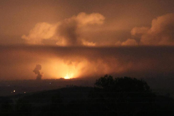 © Reuters. Una vista de una explosión en Gaza tomada desde la ciuda de Sderot, en el sur de Israel. Octubre 27, 2023. REUTERS/Violeta Santos Moura