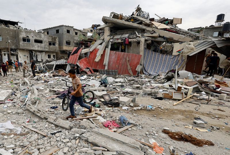 &copy; Reuters. A child walks at the site of an Israeli air strike on a house, as the conflict between Israel and Palestinian Islamist group Hamas continues, in Khan Younis in the southern Gaza Strip, October 27, 2023. REUTERS/Mohammed Salem