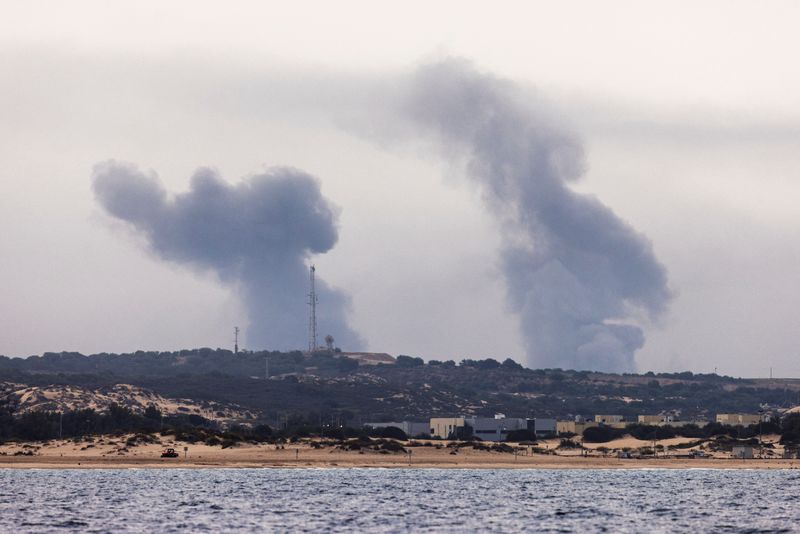 &copy; Reuters. El humo puede verse todavía sobre la ciudad de Gaza desde una zona marítima fronteriza de Israel. Octubre 27, 2023. REUTERS/Amir Cohen