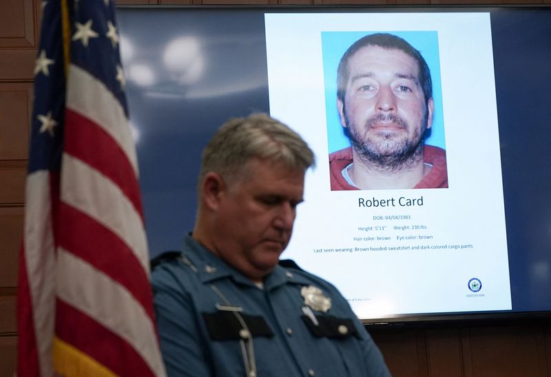 &copy; Reuters. Un oficial de policía junto a una pantalla que muestra la imagen del presunto tirador, durante una conferencia de prensa tras el tiroteo masivo, en el Ayuntamiento de Lewiston, Maine, Estados Unidos. 27 de octubre 2023. REUTERS/Kevin Lamarque