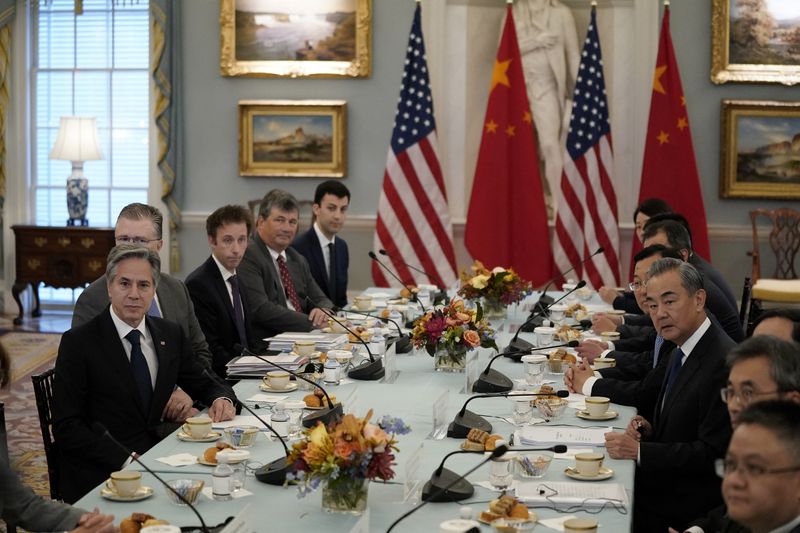 &copy; Reuters.     １０月２７日、米政府高官は来月の国際会議に合わせてバイデン大統領と中国の習近平国家主席の会談を実現できるよう協力することで中国と合意したと明らかにした。写真はブリンケ