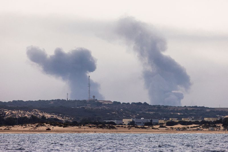 &copy; Reuters. دخان يتصاعد فوق غزة يظهر من الحدود البحرية مع غزة في جنوب إسرائيل يوم الجمعة. تصوير: عامير كوهين - رويترز.
