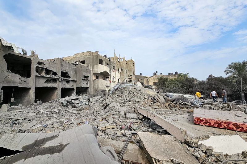 &copy; Reuters. منظر لموقع منازل فلسطنيين متضررة جراء هجمات جوية إسرائيلية على شمال قطاع غزة يوم الجمعة. تصوير: أنس الشريف - رويترز.
