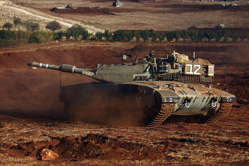 &copy; Reuters. جندي إسرائيلي أعلى دبابة يشارك في تدريب عسكري بالقرب من الحدود الإسرائيلية مع لبنان في شمال إسرائيل يوم 26 أكتوبر تشرين الأول 2023. تصوير: ليسي 