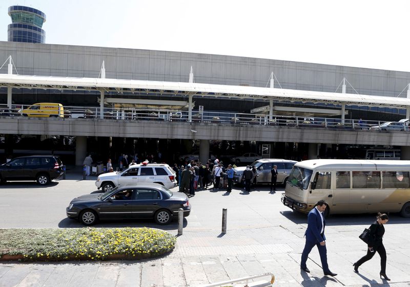 &copy; Reuters. أشخاص يسيرون خارج مطار بيروت الدولي في صورة من أرشيف رويترز.
