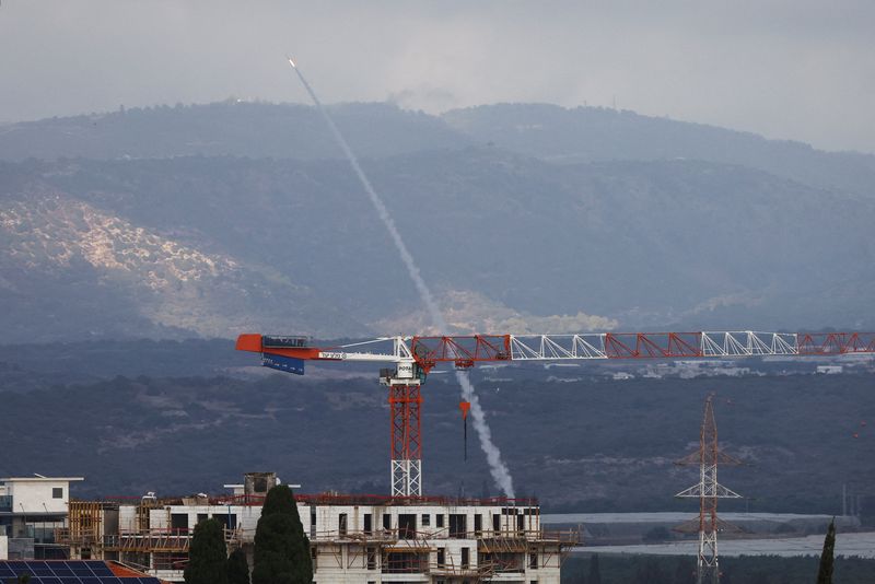 © Reuters. منظومة القبة الحديدية المضادة للصواريخ الإسرائيلية تطلق صاروخا لاعتراض صاروخ باتجاه حدود إسرائيل مع لبنان في شمال إسرائيل يوم 19 أكتوبر تشرين الأول 2023. تصوير: ليسي نيسنر - رويترز.