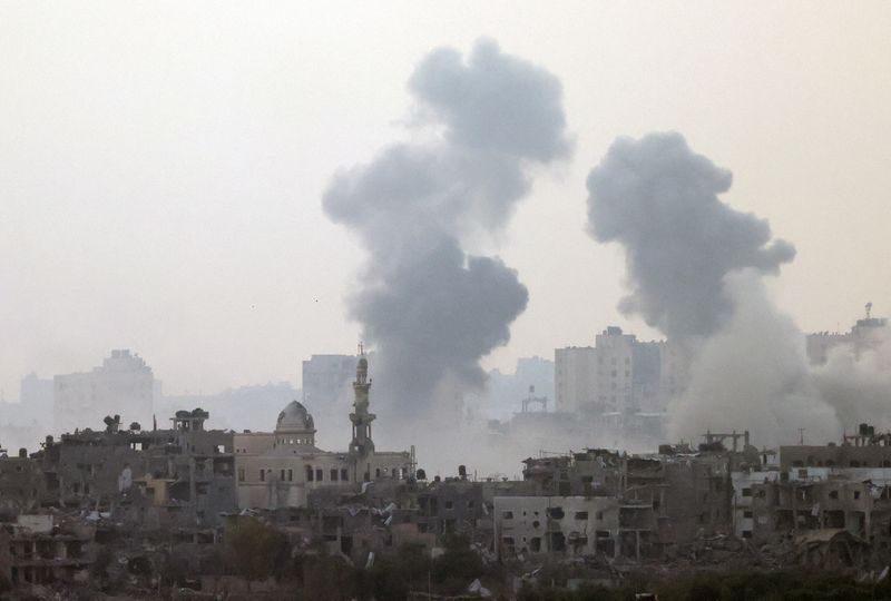 &copy; Reuters. FILE PHOTO: Smoke is rising after an Israeli strike on Gaza seen from a viewpoint in Southern Israel October 24, 2023. REUTERS/Violeta Santos Moura/File Photo