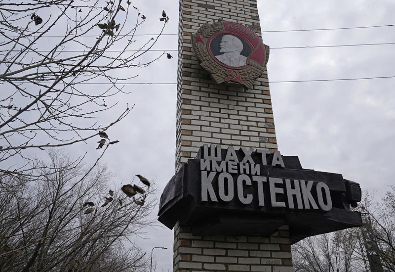 &copy; Reuters. Una vista muestra la entrada a la mina de carbón Kostenko operada por ArcelorMittal Temirtau tras un incendio en la mina en Karagandá, Kazajstán. 28 de octubre 2023. REUTERS/Stringer