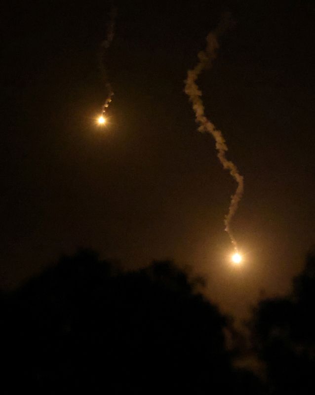 © Reuters. انفجارات في سماء غزة مثلما شوهدت من سديروت بجنوب إسرائيل يوم الجمعة. تصوير: فيوليتا سانتوس مورا - رويترز.
